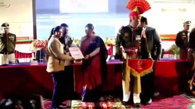 सीमा सुरक्षा बल मेरु कैंप हजारीबाग रोजगार मेले में चयनित अभ्यर्थियों को केंद्रीय महिला एवं बाल विकास मंत्री श्रीमती अन्नपूर्णा देवी द्वारा नियुक्ति पत्रों का वितरण ।