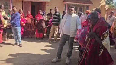 दारू: कोल्हू में प्रमुख ने 40 असहाय व बुजुर्गों के बीच कंबल का वितरण किया