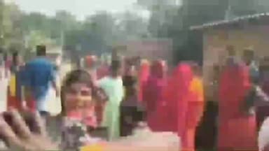 कटरा: धनवाड़ा मोहना गांव में करंट लगने से 12 वर्षीय बच्ची की मौत, ग्रामीणों ने सड़क जाम कर किया प्रदर्शन