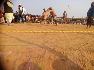 चानन: चानन प्रखंड के इटौन पंचायत स्थित महंत स्टेडियम में दो दिवसीय कुश्ती प्रतियोगिता शुरू