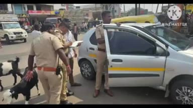 ಮುದ್ದೇಬಿಹಾಳ: ಪಟ್ಟಣದಲ್ಲಿ ದ್ವಿಚಕ್ರವಾಹನ ಹಾಗೂ ಕಾರ್ ಮಾಲೀಕರಿಗೆ ಬಿಸಿ ಮುಟ್ಟಿಸಿದ ಪೊಲೀಸ್ ಅಧಿಕಾರಿಗಳು