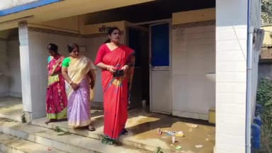 গড়বেতা ১: গোয়ালতোড় কেওয়াকোল গ্রামীণ হাসপাতালের সামনে একটি মহিলা শৌচাগারের মধ্য থেকে মোবাইল উদ্ধারকে ঘিরে চাঞ্চল্য