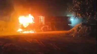 মহম্মদবাজার: তালবাঁধ গ্রামের কাচ্ছে হঠাৎ ডাম্পারে আগুন দেখতে পেয়ে এলাকায় চাঞ্চল্য ছড়ায়, পুড়ে ছাই গোটা গাড়ি