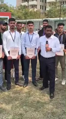 आज दिनांक 24.01.2026 को रायपुर में आयोजित रोजगार मेले में दूरदर्शन संवाददाता डॉ. सोमेश पटेल चयनित/नव नियुक्त अभ्यर्थियों के साथ वार्तालाप करते हुए।