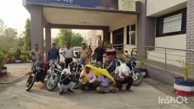 भद्रावती: पिर्लि येथे सुरू असलेल्या कोंबळ बाजारावर धाड, भद्रावती पोलिसांची कारवाई, चार आरोपींना अटक