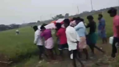 திருவெண்ணைநல்லூர்: வலையாம்பட்டு கிராமத்தில் இறந்தவரை சடலத்தை ப சுடுகாடு பாதை இல்லாததால் விவசாய நிலங்களில் இறங்கி இறந்தவரை சடலத்தை சுமந்து செல்லும் வீடியோ சமூக வலைதளங்களி