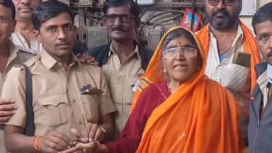 जाफराबाद: वरुड येथे वयोवृद्ध महिला प्रवाशाची सापडलेली 50 हजाराची पोत वाहकाने केली महिलेला परत