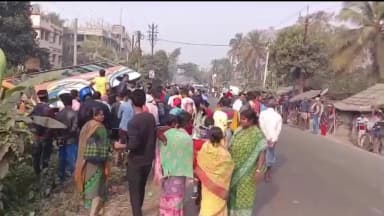 সুতাহাটা: হলদিয়া মেছাদা রাজ্য সড়কে চৈতন্যপুরের কাছে যাত্রী বোঝাই বাস পাল্টি খেয়ে যায়, ঘটনাস্থলে সুতাহাটা থানার পুলিশ