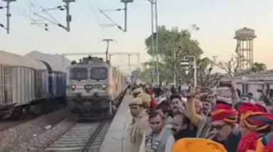 सिवाना: सांसद उम्मेदाराम बेनीवाल ने मोकलसर में दिखाई हरी झंडी, भगत की कोठी–चेन्नई एग्मोर एक्सप्रेस हुई रवाना