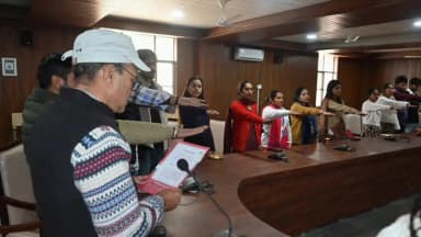 सरकाघाट: सरकाघाट में मनाया गया राष्ट्रीय मतदाता दिवस, नए युवा मतदाताओं को बांटे गए मतदाता पहचान पत्र