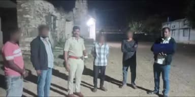 ಲಕ್ಷ್ಮೇಶ್ವರ: ಪಟ್ಟಣದಲ್ಲಿ ಗಾಂಜಾ ಸೇವಿಸುತ್ತಿದ್ದ ಇಬ್ಬರನ್ನು ವಶಕ್ಕೆ ಪಡೆದ ಖಾಕಿ