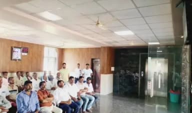 ಲಕ್ಷ್ಮೇಶ್ವರ: ಪಟ್ಟಣದಲ್ಲಿ ಕಾರ್ಯಕರ್ತರೊಂದಿಗೆ ಮನ್ ಕಿ ಬಾತ್ ವಿಕ್ಷೀಸಿದ ಶಾಸಕ ಡಾ. ಚಂದ್ರು ಲಮಾಣಿ