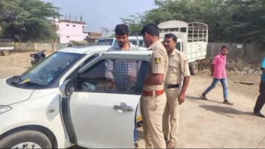 ಪಟ್ಟಣದಲ್ಲಿ ಕಾರಿಗೆ ಅಳವಡಿಸಿದ್ದ ಕೂಲಿಂಗ್ ಗ್ಲಾಸ್ ಗಳನ್ನು ಕಿತ್ತು ಹಾಕಿದ ಪೊಲೀಸರು