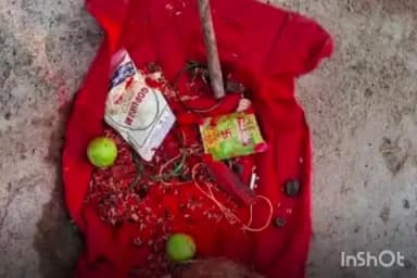 ఇల్లందు: టేకులపల్లి మండలం లచ్చతండా గ్రామంలో శంకర్ ఇంట్లో చేతబడి చేసిన గుడ్డ మూటలు వేసిన గుర్తుతెలియని వ్యక్తులు