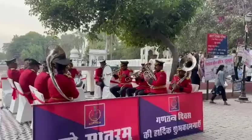 #उदयपुरपुलिस
राष्ट्रगीत 'वंदे मातरम' के 150 वर्ष पूर्ण होने के उपलक्ष में राष्ट्रभक्ति गीतों की धुनों के वादन का उदयपुर पुलिस बैंड द्वारा दूध तलाई पर कार्यक्रम आयोजित किया गया।
#RajasthanPolice
#UdaipurPolice