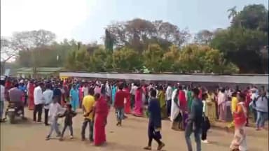 খুমটাই: খুমটাইৰ দৰিয়া চাহ বাগিচাৰ খেলপথাৰৰ মুকলি মঞ্চত এটি কলি দুটি পাত আঁচনিৰ চেক বিতৰণ বিধায়ক মৃণাল শইকীয়াৰ