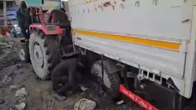 विजयनगर: बिजयनगर के तारों का खेड़ा में रेलवे पुलिया के पास ट्रक फंसा, यातायात बाधित रहा, कड़ी मशक्कत के बाद निकाला गया बाहर