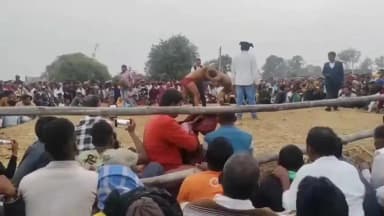 फुल्लीडूमर: घुठियारा गांव के खेल मैदान में दंगल प्रतियोगिता संपन्न, वाराणसी के मोहित बने विजेता