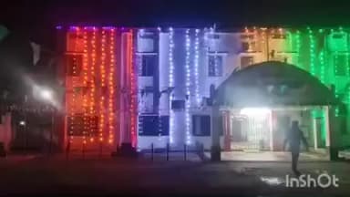 बस्तर जिले में गणतंत्र दिवस की पूर्व संध्या पर शासकीय भवनों को रंग-बिरंगी झालरों से सजाया गया