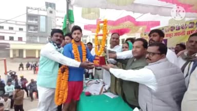 कोचस: भारत रत्न जननायक कर्पूरी ठाकुर की जयंती पर फुटबॉल मैच का आयोजन, बिहार और यूपी की टीम ने लिया हिस्सा