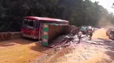 ಶಿರಸಿ: ಬಂಡಲ ಸಮೀಪ ಲಾರಿ ಪಲ್ಟಿ, ಹಾನಿ