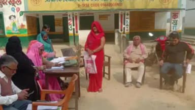 शाहगंज: मतदाता सूची पुनरीक्षण के लिए अवकाश के दिन भी विद्यालय खुल रहा है