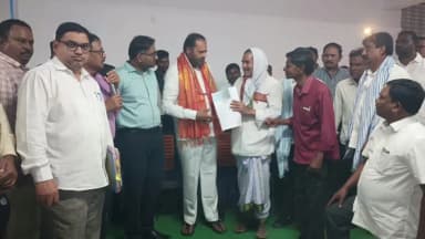 ధర్మారం: చేనేత రుణమాఫీ పథకం లబ్ధిదారులకు రెండు లక్షల 50 వేల రూపాయల చెక్కులను అందజేసిన ఎమ్మెల్యే