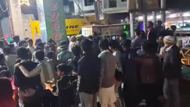 कालपी: एमएसवी इंटर कॉलेज ग्राउंड में प्रदर्शनी गेट के बाहर फास्ट फूड के ठेले पर दुकानदार से पुलिसकर्मियों ने की मारपीट