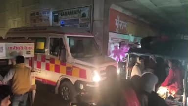 कालपी: कालपी नगर में एमएसवी इंटर कॉलेज के बाहर भीषण जाम में मरीज को ले जा रही एम्बुलेंस फंसी, वीडियो हुआ वायरल