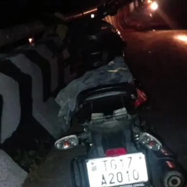 సదాశివనగర్: అడ్లూరు ఎల్లారెడ్డి వద్ద ద్విచక్ర వాహనంపై నుండి పడి వ్యక్తికి తీవ్ర గాయాలు, సర్పంచ్ వంకాయల రవి ఆస్పత్రికి తరలించారు