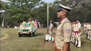 ব্যারাকপুর ১: ব্যারাকপুর পুলিশ কমিশনারেটের পক্ষ থেকে ব্যারাকপুরে পালিত হলো ৭৭তম সাধারণতন্ত্র দিবস উপস্থিত নগর পাল