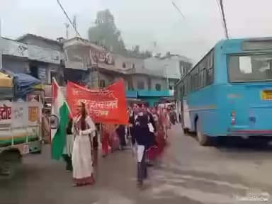 सतपुली: 26 जनवरी के मौके पर नगर पंचायत सतपुली बाजार में विभिन्न विद्यालयों ने आज सोमवार को सुबह 9:00 बजे निकाली झांकी