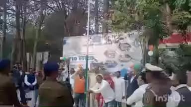 राजापाकर: राजापाकर प्रखंड क्षेत्र के सरकारी व गैर सरकारी संस्थानों में आन बान शान से लहराया तिरंगा