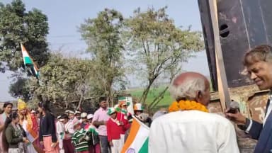 महेंद्र गोल्डन फ्यूचर बिल्डर स्कूल, बनकट में गणतंत्र दिवस के अवसर पर प्रभात फेरी निकाली गई तथा वीर शहीदों को याद किया!