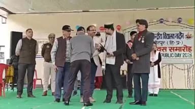 भोटा: गणतंत्र दिवस के मौके पर स्नैक सेवर माथुर धीमान को नादौन में किया गया सम्मानित