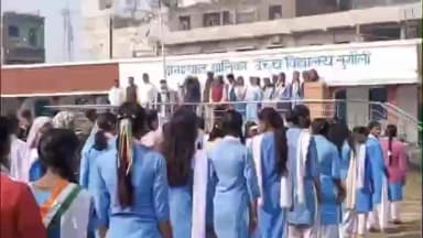 सुगौली: सुगौली के पं. दीन दयाल बालिका उच्च माध्यमिक +2 विद्यालय में पूरे धूमधाम से मनाया गया 77वां गणतंत्र दिवस