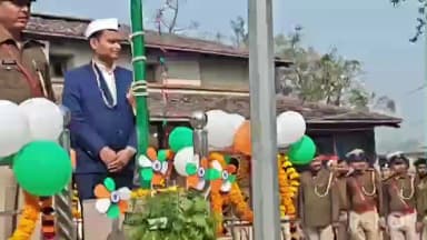 सुगौली: सुगौली थाना में 77 वां गणतंत्र दिवस का झंडा फहराया गया, भारी भीड़ पहुंची और लोगों ने लगाए देश जिंदाबाद के नारे