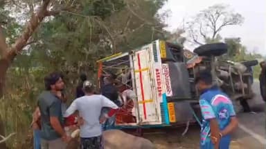 तळोदा: आमलाड जवळ पिकअप वाहनाचा भीषण अपघात