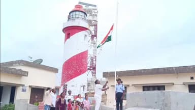 திருச்செந்தூர்: மனப்பாடு கலங்கரை விளக்கத்தில் குடியரசு தின விழாவை முன்னிட்டு கொடியேற்றிய கடற்படை அதிகாரிகள்