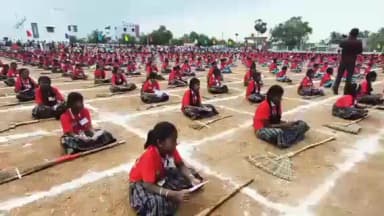 எடப்பாடி: குரும்பம்பட்டி 2500 தனியார் பள்ளி மாணவ மாணவிகள் ஒரே இடத்தில் இரண்டு உலக சாதனைகள் நிகழ்த்தி சான்றிதழ் வழங்கப்பட்டது