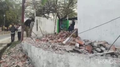 उरई: अंबेडकर चौराहे के पास सड़क चौड़ीकरण के लिए प्रशासन के आदेश पर मामू भांजा मजार की दीवार को कमेटी ने तोड़ा