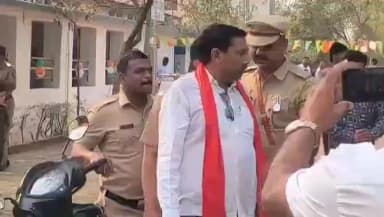 मोताळा: रस्त्याच्या मागणीसाठी शिवसैनिकांनी प्रजासत्ताक दिनच तहसील कार्यालयात अंगावर ओतून घेतले पेट्रोल! प्रशासनात खळबळ