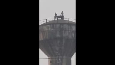 વાપી: વાપીમાં પાણીની ટાંકી પર જીવના જોખમે પ્રખ્યાત થવાના ચક્કરમાં બે યુવકો નો વિડીયો થયો સોશિયલ મીડિયામાં વાયરલ