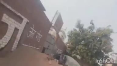 उरई: राठ रोड रेलवे क्रॉसिंग के पास गणतंत्र दिवस पर प्रशासन की रोक के बावजूद देसी ठेके में मिल रही खुलेआम शराब