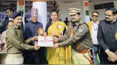 बिशुनपुर: बिशुनपुर थाना क्षेत्र में नक्सलियों के खिलाफ अभियान चलाने वाले जवान को किया गया सम्मानित