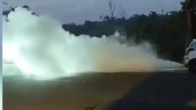 ಸಕಲೇಶಪುರ: ಬಾಳೆಗದ್ದೆ ಪೆಟ್ರೋಲ್ ಬಂಕ್ ಬಳಿ ಚಲಿಸುತ್ತಿದ್ದ ಸ್ವಿಫ್ಟ್ ಕಾರಿನಲ್ಲಿ ಏಕ ಏಕಿ ಕಾಣಿಸಿಕೊಂಡ ದಟ್ಟ ಹೊಗೆ