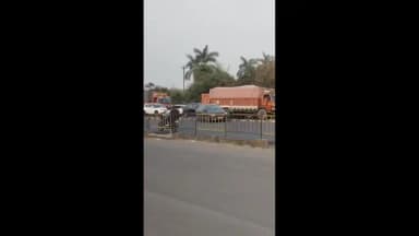 વલસાડ: ગુંદલાવ નેશનલ હાઇવે નંબર 48 ઉપર લાંબો ટ્રાફિક જામ, નાના વાહન ચાલકો જીવના જોખમે ક્રોસ કરતા નજરે પડ્યા