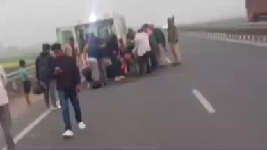 मोकामा: मोकामा बख्तियारपुर फोरलेन पर अज्ञात वाहन ने बाइक सवार को मारी टक्कर, बाइक सवार घायल