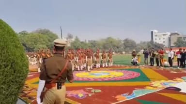 जौनपुर: 77वें गणतंत्र दिवस पर रिजर्व पुलिस लाइन जौनपुर में भव्य परेड, राज्य मंत्री ने दी सलामी