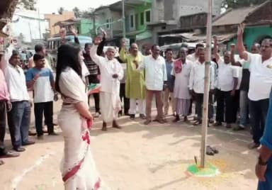 ବ୍ରହ୍ମଗିରି: ବଜାର ଛକ ଠାରେ ଜାତୀୟ ପତାକା ଉତ୍ତୋଳନ କରି ସାଧାରଣତନ୍ତ୍ର ଦିବସର ଶୁଭେଚ୍ଛା ଜଣାଇଲେ ବ୍ରହ୍ମଗିରି ବିଧାୟିକା